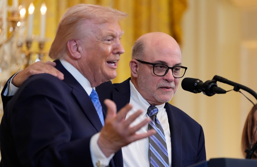 ترامب يعترف بمشاهدته برامج في مدح شخصيته