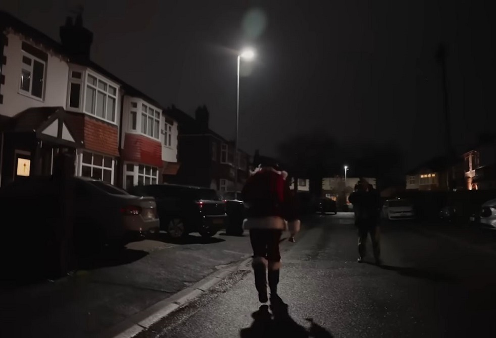 سرا.. نجم يلعب دور "بابا نويل" في شوارع مانشستر (فيديو)