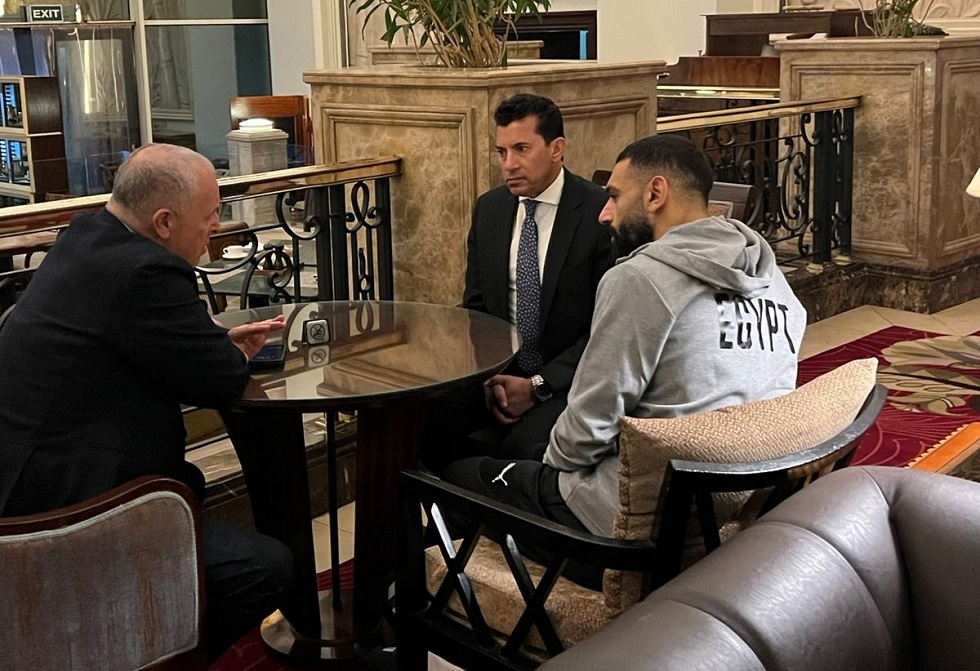 حديث مع وزير الرياضة واتحاد الكرة.. صلاح في مقر إقامة منتخب مصر (صور)