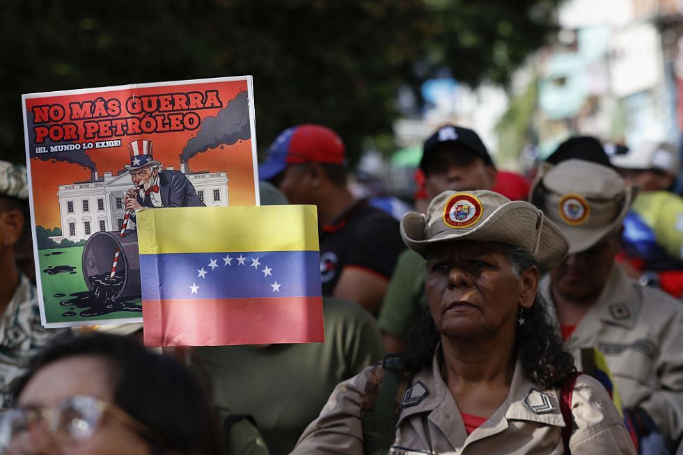 البحرية الفنزويلية تتحدى تهديد ترامب بالحصار