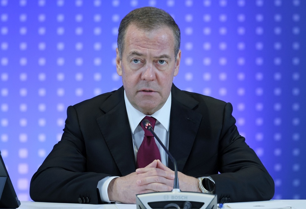 مدفيديف يصف قمة الاتحاد الأوروبي في بروكسل بـ "قمة اللصوص" ويكشف صراعات النفوذ داخل الاتحاد