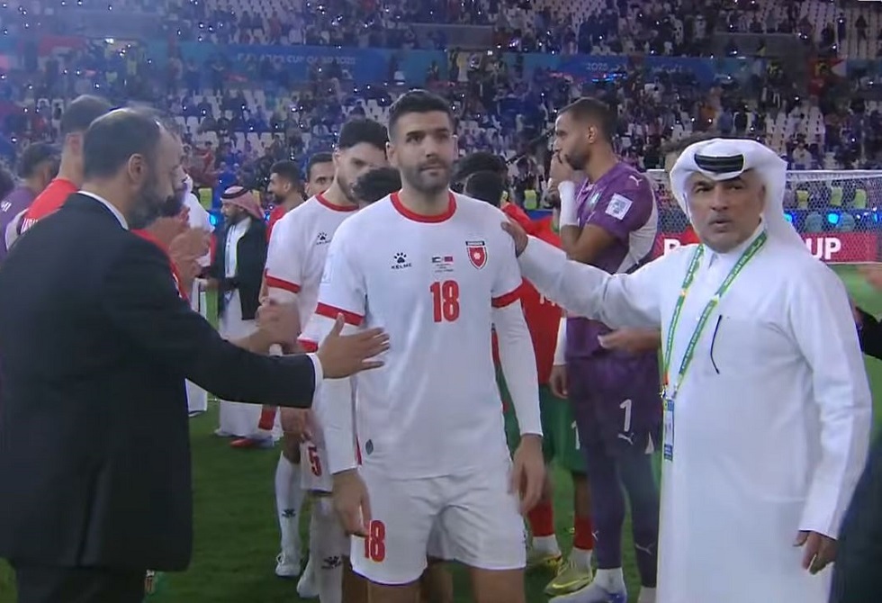 "تصرف غير رياضي".. لاعب أردني يعتذر لمدرب المغرب عن سلوك "النشامى".. فيديو