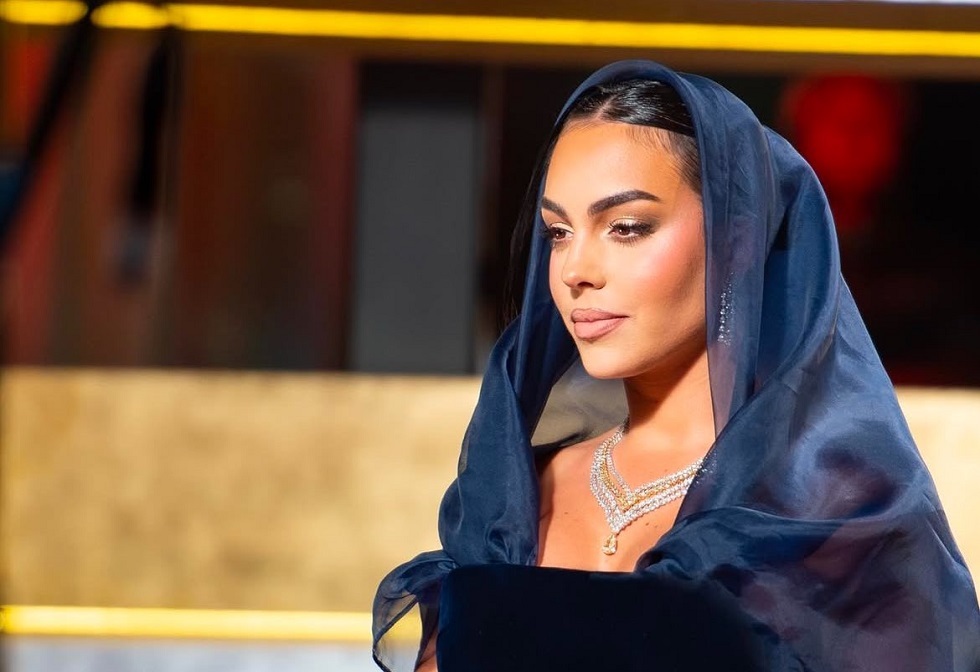 خطيبة رونالدو ترسم البسمة على وجوه أطفال مستشفى بالسعودية..فيديو