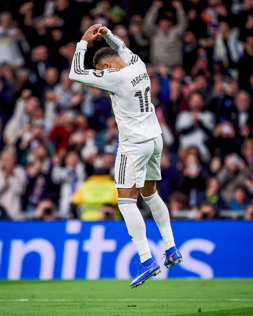 بقبلة وعلى طريقة رونالدو.. مبابي يحتفل بهدفه ويعلق على معادلته رقم "الدون" (فيديو)