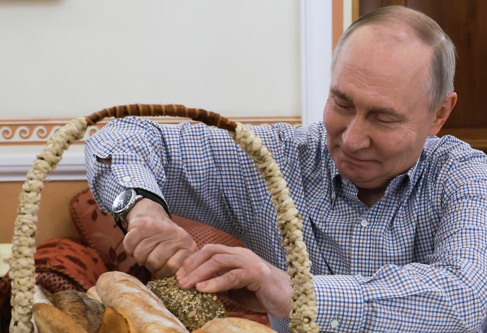 الكرملين: بوتين أعجب كثيرا بالهدية التي تلقاها من صاحب مخبز يوم أمس (فيديو)