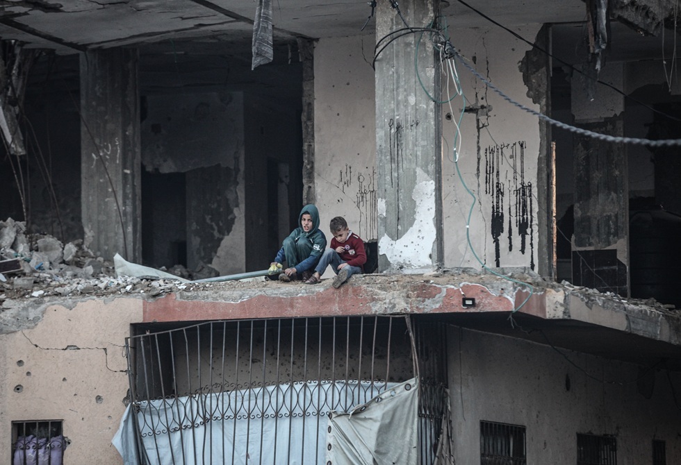 "حماس" تحذر من تفاقم الكارثة الإنسانية في غزة وتتهم إسرائيل بخرق وقف إطلاق النار