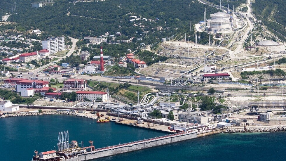 فرق مختصة تقوم بإخماد حريق على أرصفة ميناء فولنا في إقليم كراسنودار عقب هجوم بطائرة مسيرة