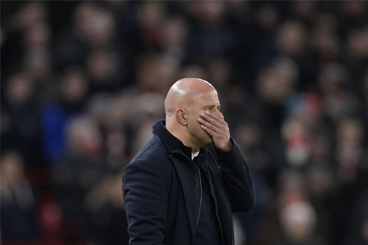 ستيفن جيرارد يعلن موقفه من خلافة سلوت في ليفربول