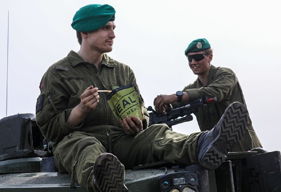 النرويج تعرّي جنودها لإلباس قوات كييف