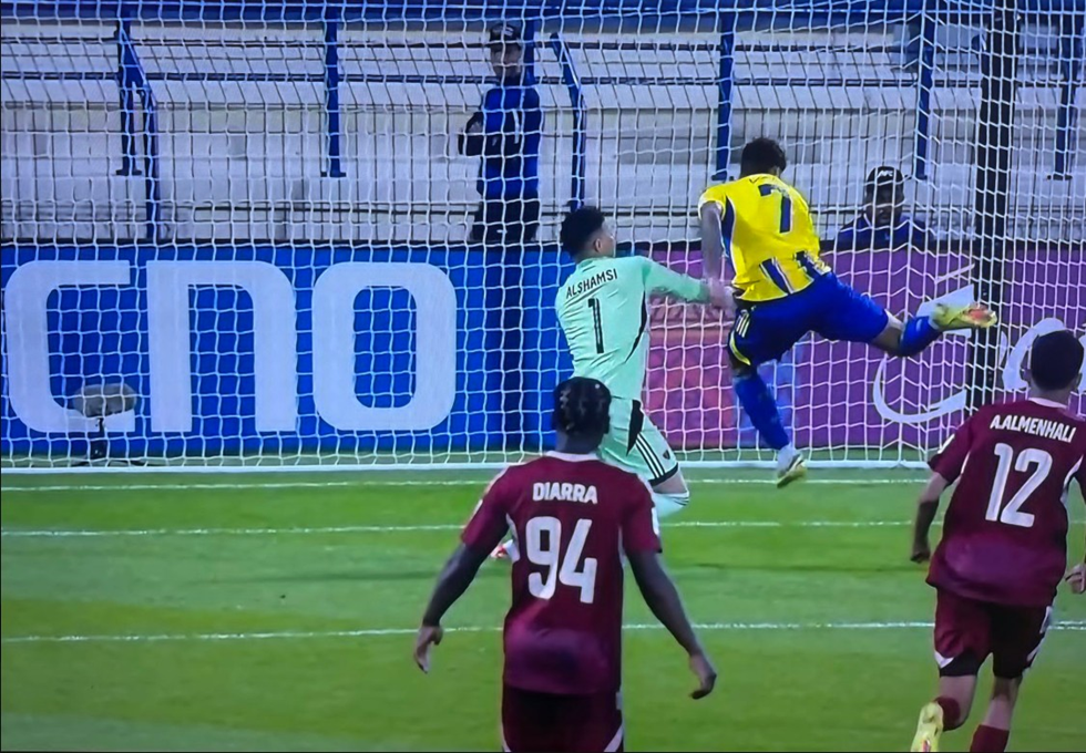 فيديو.. تدخل غير مألوف لحارس الوحد الإماراتي يسفر عن ركلة جزاء وبطاقة حمراء (فيديو)