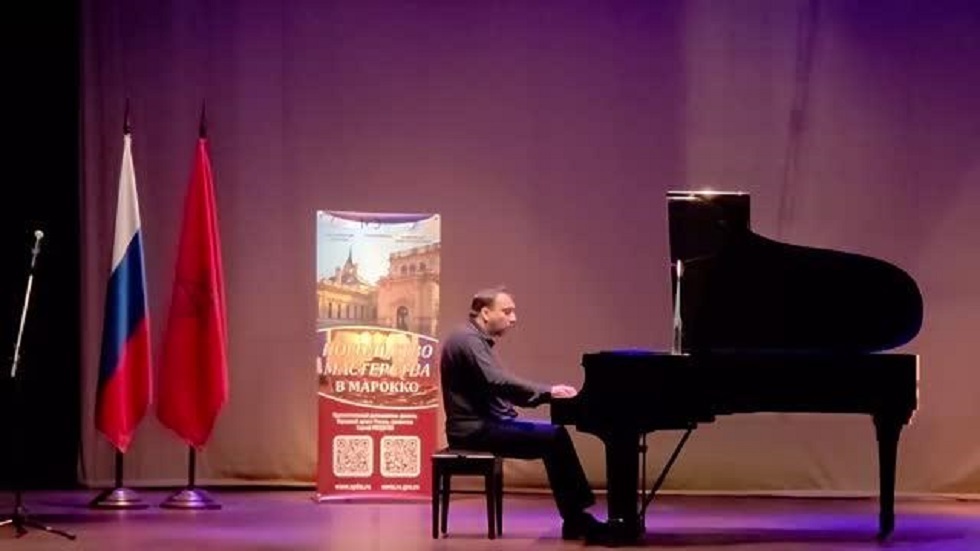 عازف بيانو روسي ينقل سحر موسيقى تشايكوفسكي إلى المغرب