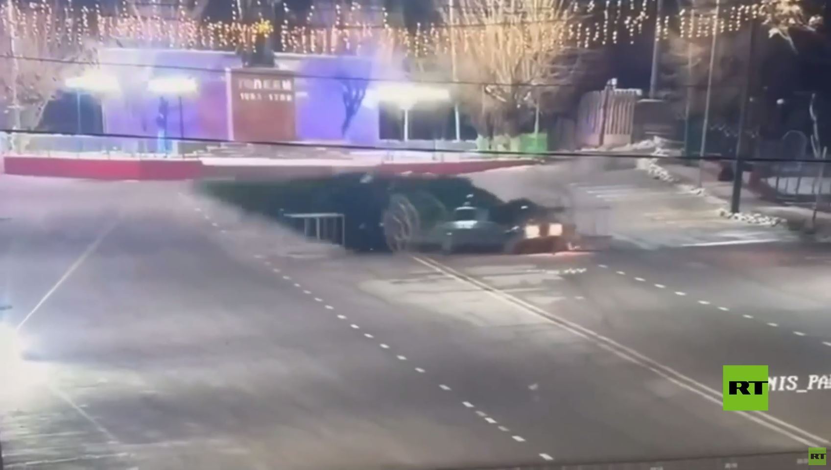 كازاخستان.. سيارة تطيح بشجرة عيد الميلاد الرئيسية في مدينة سارياغاش