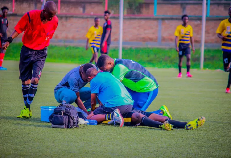 وفاة لاعب كرة قدم وسط مباراة رسمية بسبب "تميمة سحرية"