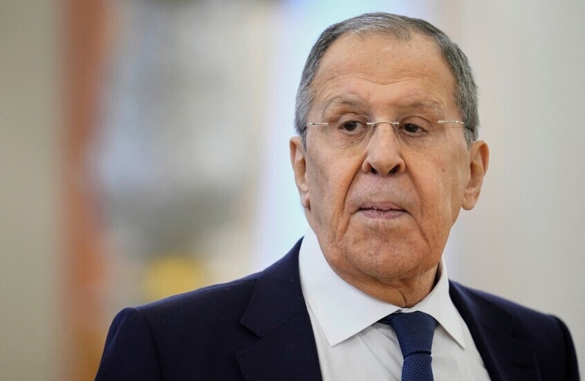 لافروف يتعهد بتحقيق أمنيات أطفال للقاء مع ميدينسكي مساعد بوتين