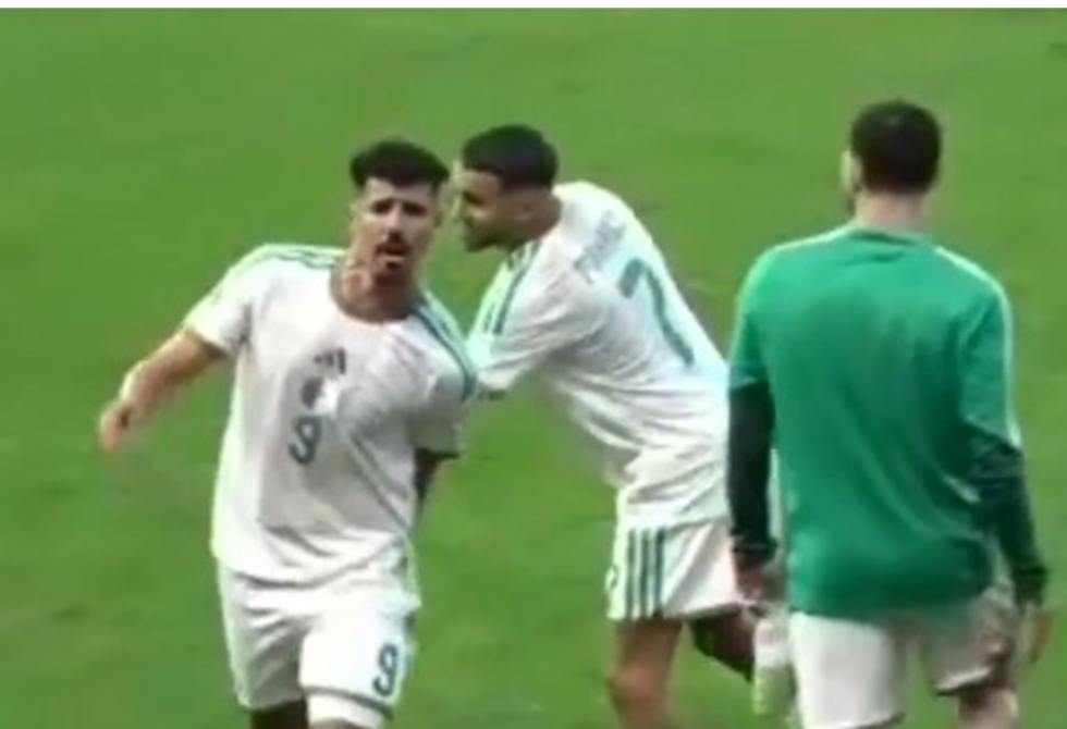 تصرف المهاجم الجزائري بونجاح مع زميله محرز بعد الفوز على السودان يثير جدلا واسعا (فيديو)