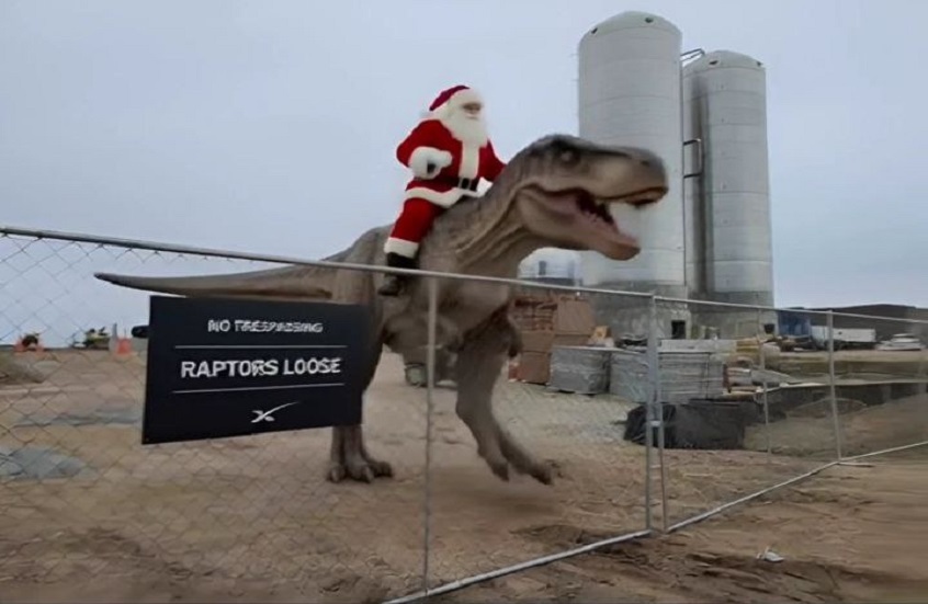 ماسك ينشر مقطع فيديو يظهر "سانتا كلوز يمتطي ديناصورا"