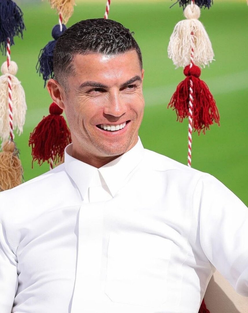 لماذا اشترى كريستيانو رونالدو فيلتين فاخرتين في السعودية؟ (صور)