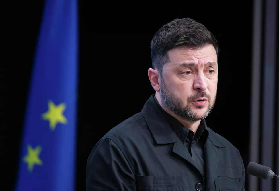 محلل استخباراتي أمريكي سابق يتهم زيلينسكي بدفع رشاوى لقادة أوروبيين