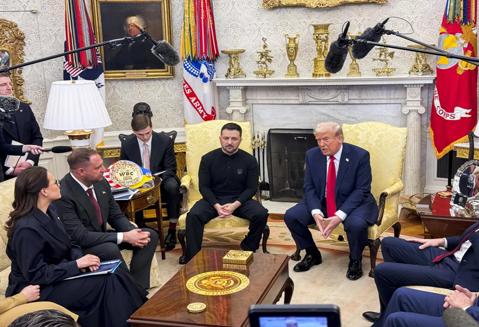 "بوليتيكو": زيلينسكي لا يزال يعاني من تداعيات الخلاف مع ترامب ويسعى لدعم أوروبي