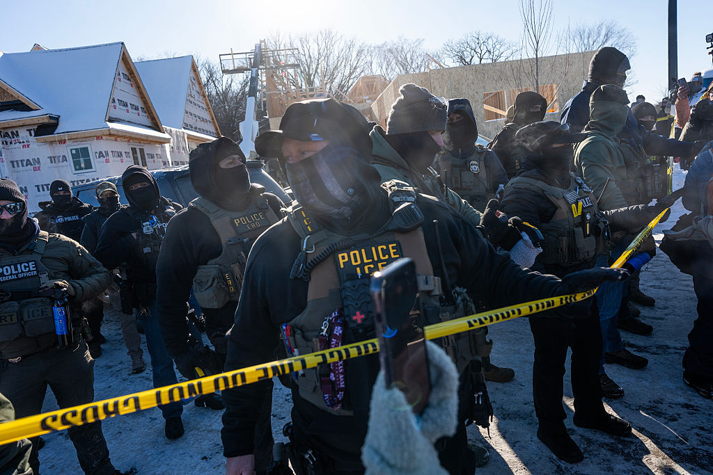 بينهم عربي.. أكثر عشرة مهاجرين غير شرعيين عنفا تم القبض عليهم في 2025