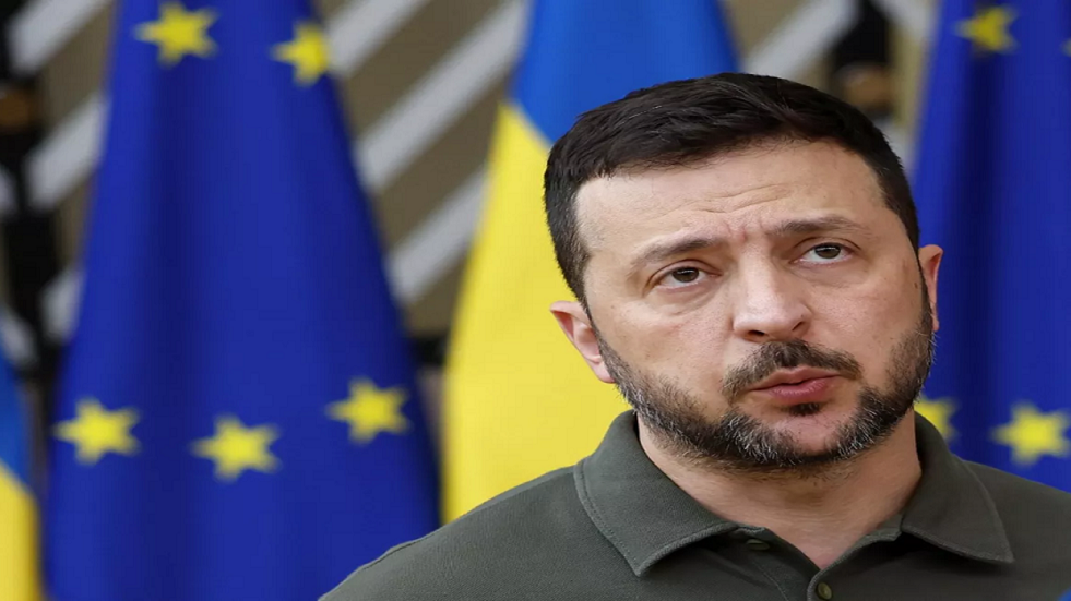 ملصقات في شوارع هنغاريا تسخر من "يد زيلينسكي الممدودة" دائما