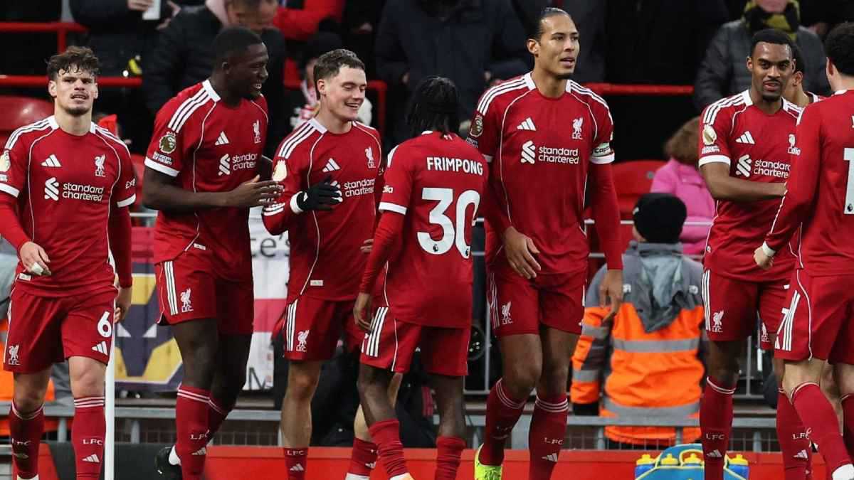 ليفربول في ورطة.. مدافع "الريدز" يواجه شبح الإيقاف