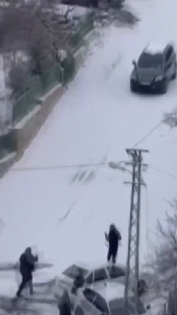 "بولينغ" السيارات.. الثلوج تتسبب بانزلاق وتصادم وانقلاب في آن واحد بتركيا