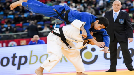 روسيا تتصدر بطولة 