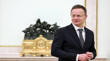 وزير الخارجية الهنغاري يساعد مترجمة أوربان أثناء المحادثات في الكرملين (فيديو)