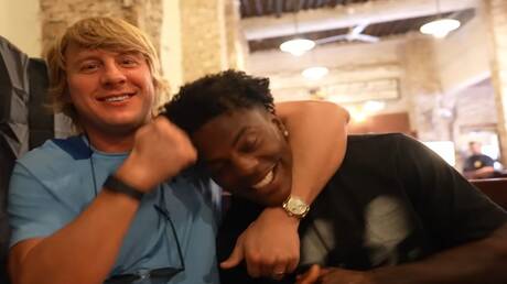 جدال بين مقاتل شهير في 