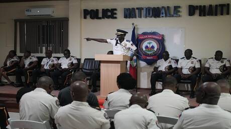 رصاص ومنازل محترقة.. عصابات مدججة بالسلاح تشن هجوما واسع النطاق في وسط هايتي