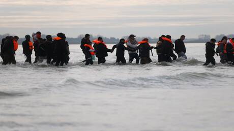 لجمع معلومات عن رحلتهم.. تفتيش دقيق للمهاجرين غير الشرعيين في الموانئ البريطانية