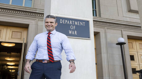 هل يطيح قارب الكاريبي بوزير الحرب الأمريكي؟