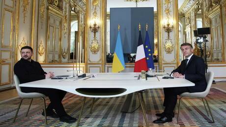 سياسي فرنسي: لقاء ماكرون بزيلينسكي يشبه 