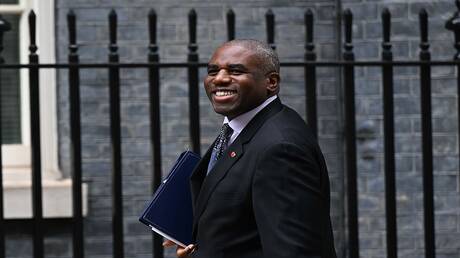 وزير العدل البريطاني يعلن عن الإفراج عن سجناء بالخطأ