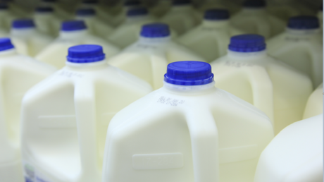 سحب آلاف غالونات الحليب من الأسواق الأمريكية إثر تلوث محتمل بمواد تنظيف