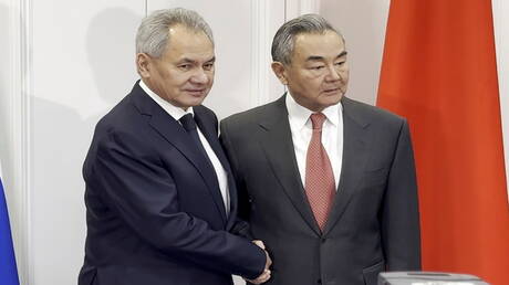 وانغ يي: الصين وروسيا ملتزمتان بتنفيذ اتفاقات القمة حول الأمن الاستراتيجي وتحصين إرث النصر