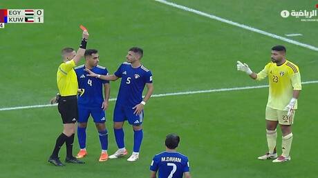 شاهد.. أول حالة طرد في كأس العرب 2025 خلال مباراة مصر والكويت