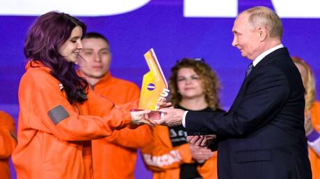 بوتين يكرّم شابة روسية ويمنحها جائزة 