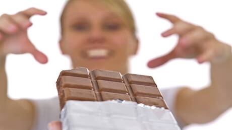 طريقة فعّالة لمحاربة الرغبة بتناول الحلويات والوجبات السريعة