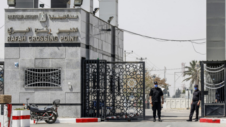 نتنياهو في مأزق.. خبير يكشف دلالات النفي المصري وأكاذيب إسرائيل تجاه معبر رفح