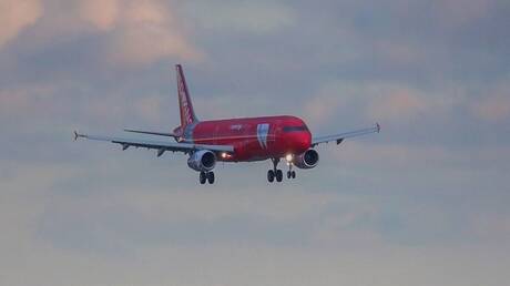 هبوط اضطراري لطائرة في مطار موسكو بعد اندلاع حريق في أحد محركاتها (فيديو)