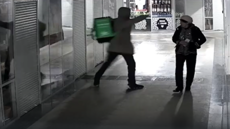 الشرطة الروسية تعتقل عامل توصيل وجه ركلة عنيفة ومفاجئة لمسنة داخل نفق (فيديو)