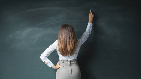 على مقاعد سيارتها الخلفية.. تفاصيل فضيحة جنسية لمعلمة أمريكية متزوجة مع طالبها المراهق