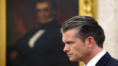 أميرال في البحرية الأمريكية: هيغسيث لم يصدر أي أوامر بقتل 