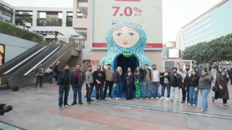 ماتروشكا روسية عملاقة وسط نيودلهي احتفاء بإطلاق قناة RT India