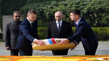 بوتين يضع إكليلا من الزهر عند ضريح غاندي في نيودلهي (فيديو)