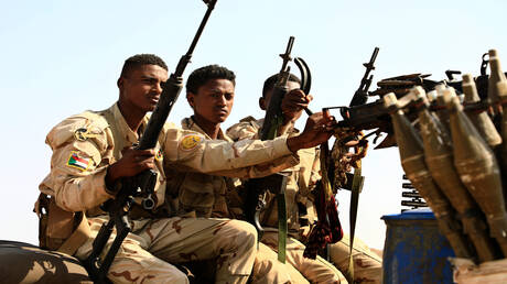 السودان.. قوات الدعم السريع تتهم الجيش بقصف معبر أدري بالمسيّرات وتوجه رسالة للرباعية (فيديو)