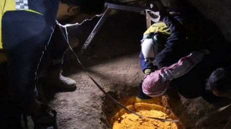 تفاعل على إنقاذ الدفاع المدني السوري طفلة من قاع بئر ومطالب بعلاج هذه الظاهرة (فيديوهات)