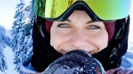 رحلة شتوية تنتهي بمأساة.. رجل يترك صديقته على قمة جبل لتتجمد حتى الموت! (صور) 